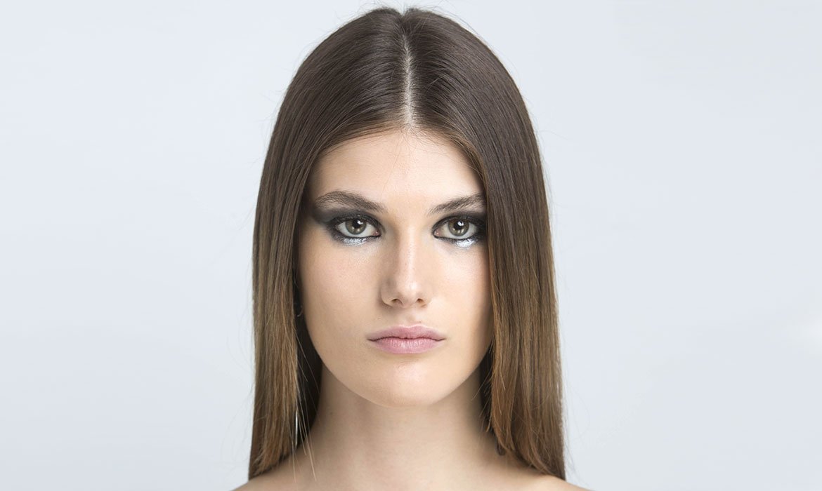 Uno de los peinados primavera-verano 2021 que está despuntando más es el pelo extraliso. Requisito: que para conseguirlo protejas tu pelo antes con un protector térmico. El Sérum Stop Frizz de L’Oréal Paris aguanta hasta 230 grados centígrados y además es antiencrespamiento.